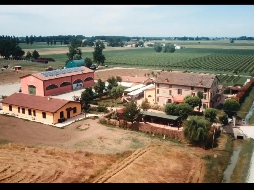 Agriturismo La Brezza Castelnovo di Sotto Luaran gambar